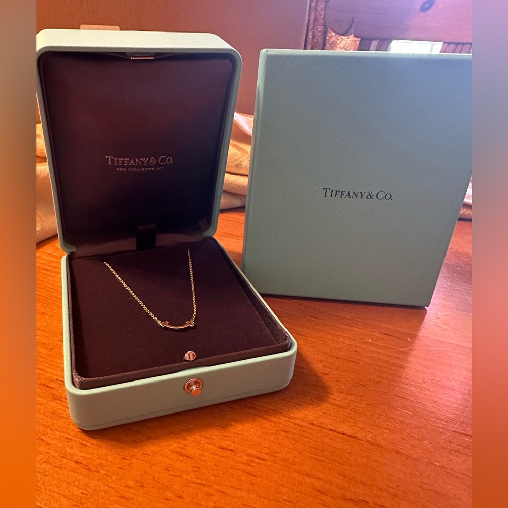 Mini Tiffany T Smile Pendant in Yellow Gold - Picture 2 of 6